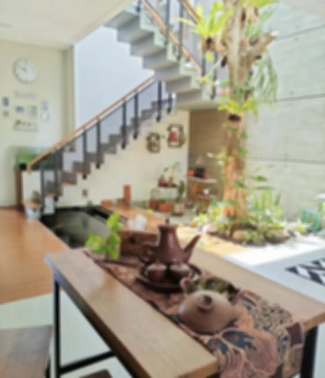Desain dapur mungil yang menjadi satu dengan ruang makan dan area keluarga ternyata wajib pakai warna ini. Lihat foto interiornya.