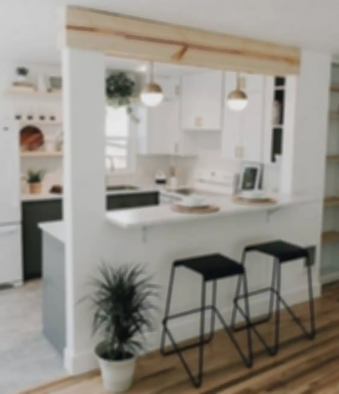 Foto tampilan desain dapur kecil dengan model pencahayaan ini kian aesthetic. Ada yang sengaja dipasangi lampu bentuk tak biasa.
