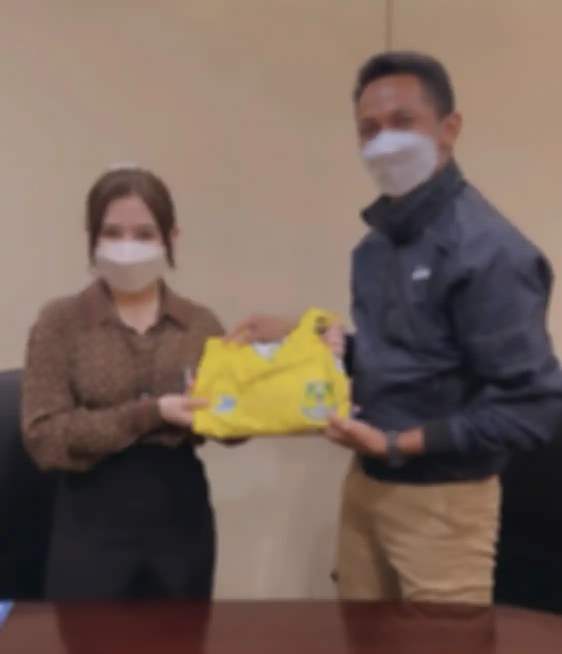 Foto Prilly Latuconsina menandatangani perjanjian sebagai pemilik Persikota Tangerang menjadi sorotan netizen. Melaney Ricardo syok.