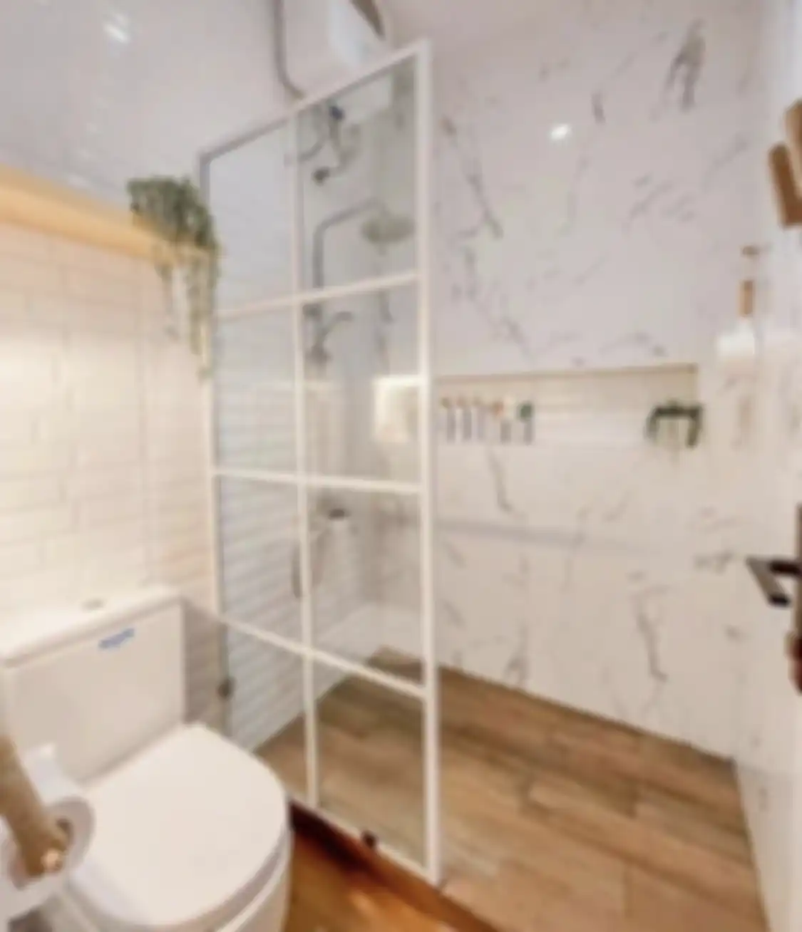 Pemilik rumah minimalis memakai trik murah feng shui. Hasilnya, kamar mandi mungil terbukti lebih sehat. Foto interiornya bikin bangga.