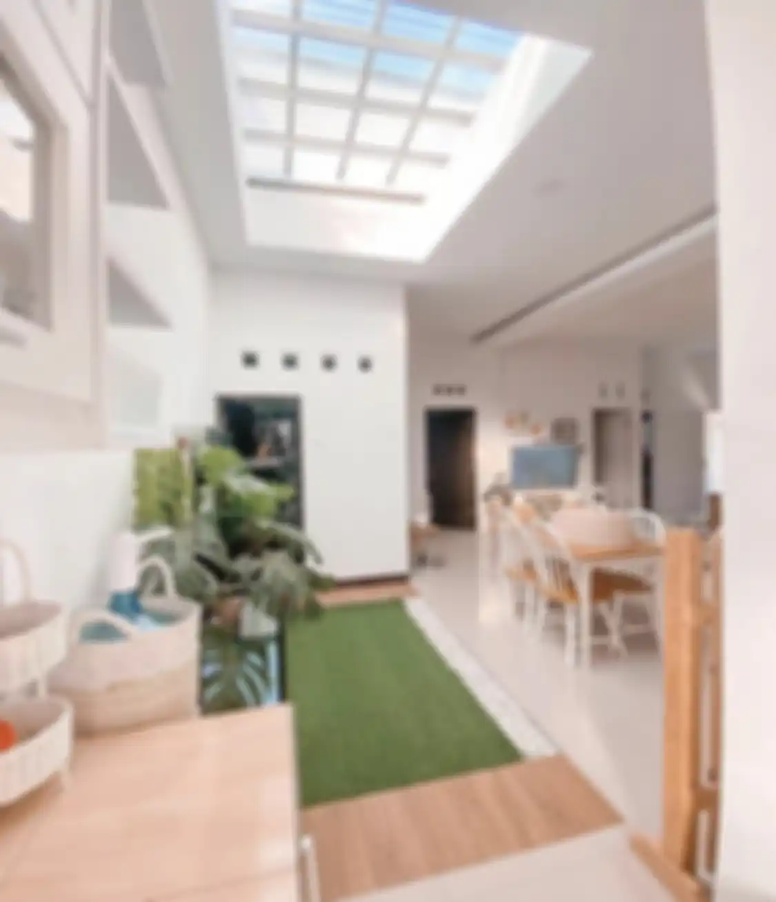Pemilik rumah minimalis bisa menambah ilmu lagi. Begini cara merombak desain dapur terbuka. Foto hasilnya terlihat lebih adem.