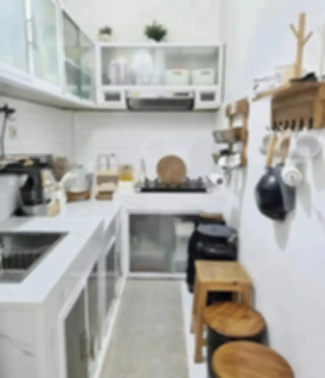 Agar perabot dapur kecil tersusun rapi dan teratur, rak kabinet dibuat model begini. Potretnya bikin mood naik.