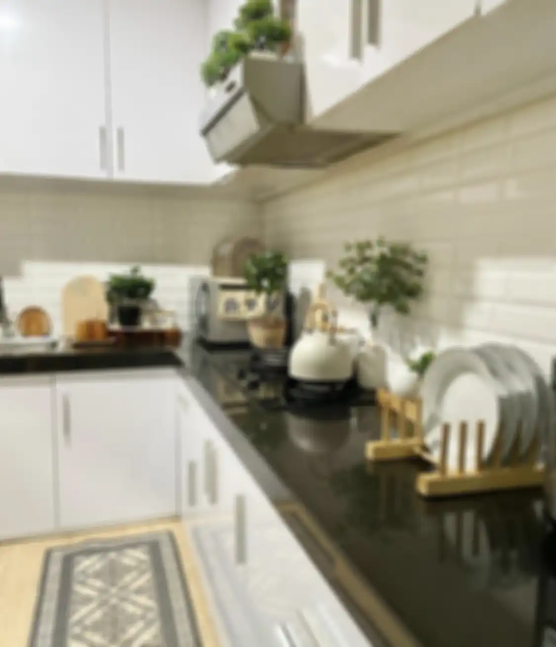 Desain dapur monokrom jadi incaran pemilik rumah minimalis. Foto dekorasinya terlihat berkarakter dengan perabotan model ini.