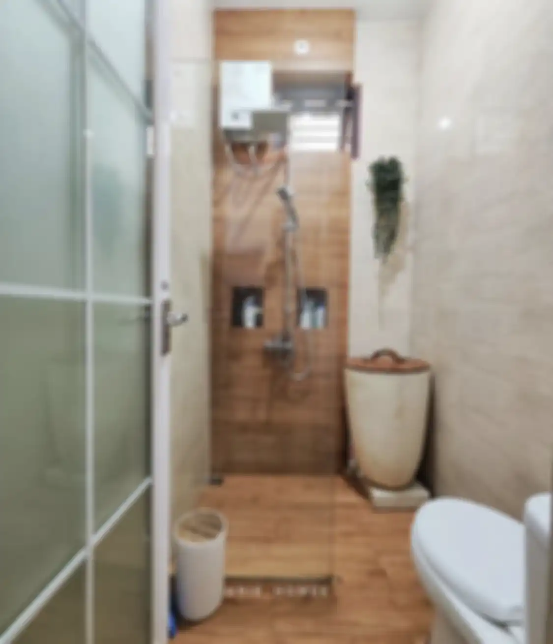 Pemilik rumah minimalis baru tahu, memasang exhaust fan di kamar mandi punya manfaat tak terduga. Bukan cuma foto aesthetic.