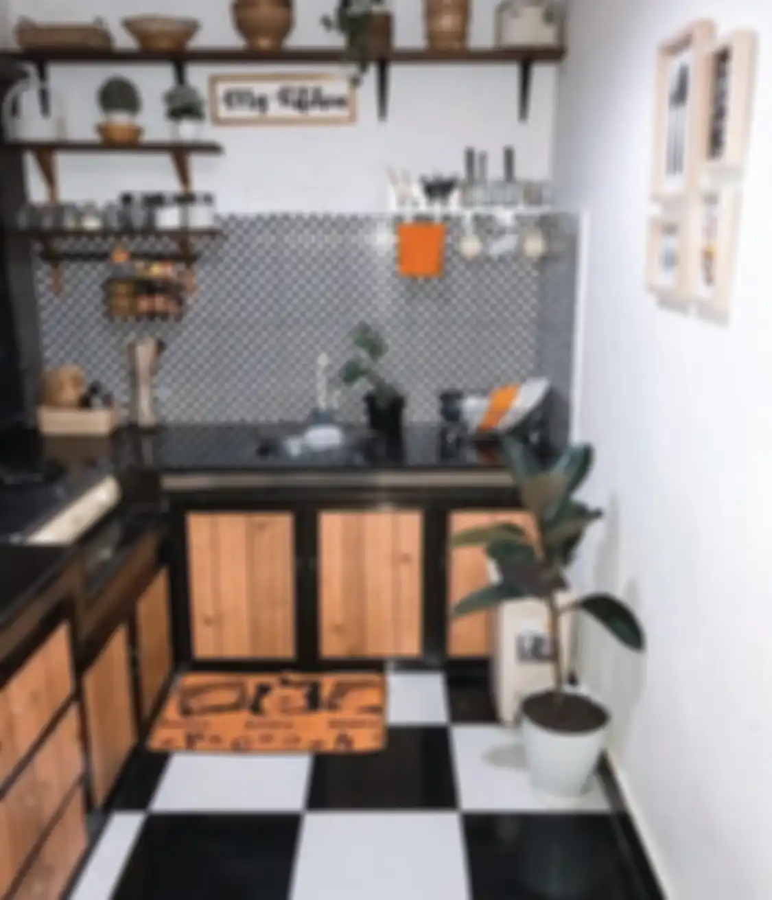 Desain dapur sederhana yang dijamin hemat biaya terlihat cantik karena ditambahi elemen tak biasa. Foto interiornya menawan hati.