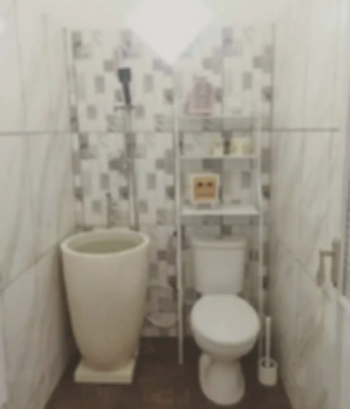 Foto hasil desain kamar mandi kecil yang sengaja dirancang begini tampak semakin lapang. 