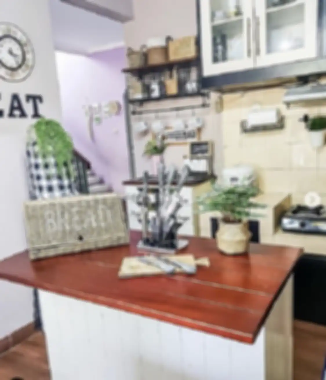Tampilan yang tampak mewah menjadi keunggulan desain dapur sederhana di rumah minimalis. Intip yuk foto interiornya.