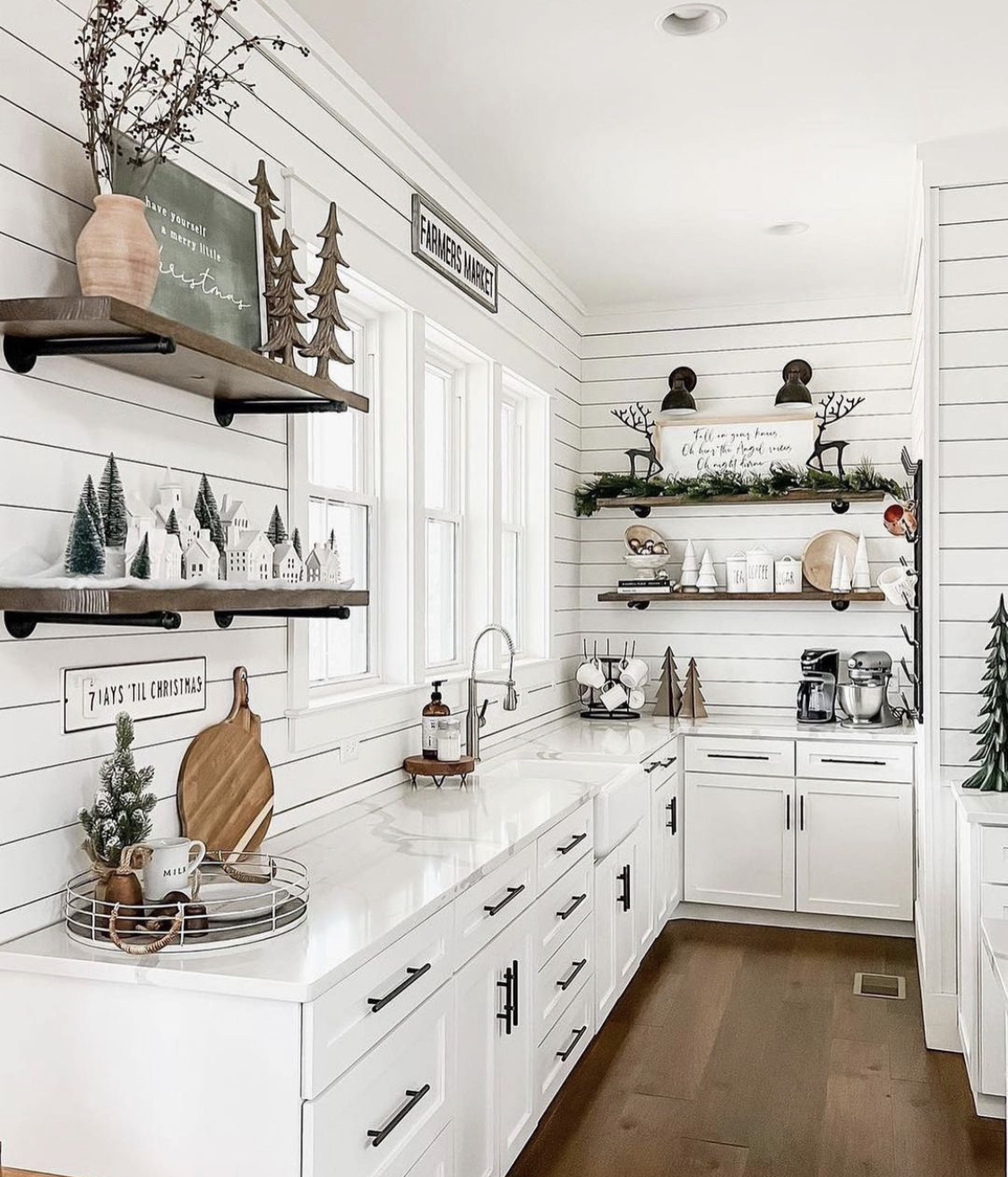 Area memasak yang didominasi pilihan warna putih menampilkan kesan interior yang lebih lapang dan luas.