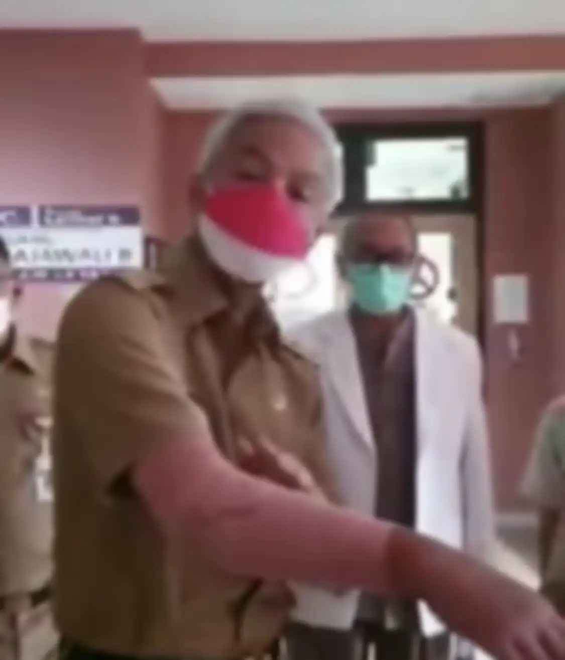 Ganjar Pranowo memamerkan tangan kanannya yang berbalut perban. Gubernur Jateng memberikan alasan langsung ngantor setelah operasi.
