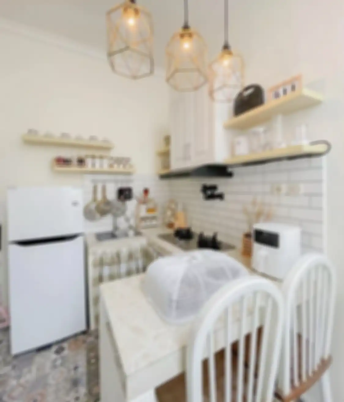 Pemilik rumah minimalis bisa mencobanya sendiri. Rak dapur terbuka punya manfaat banyak. Foto interiornya pun makin kece.