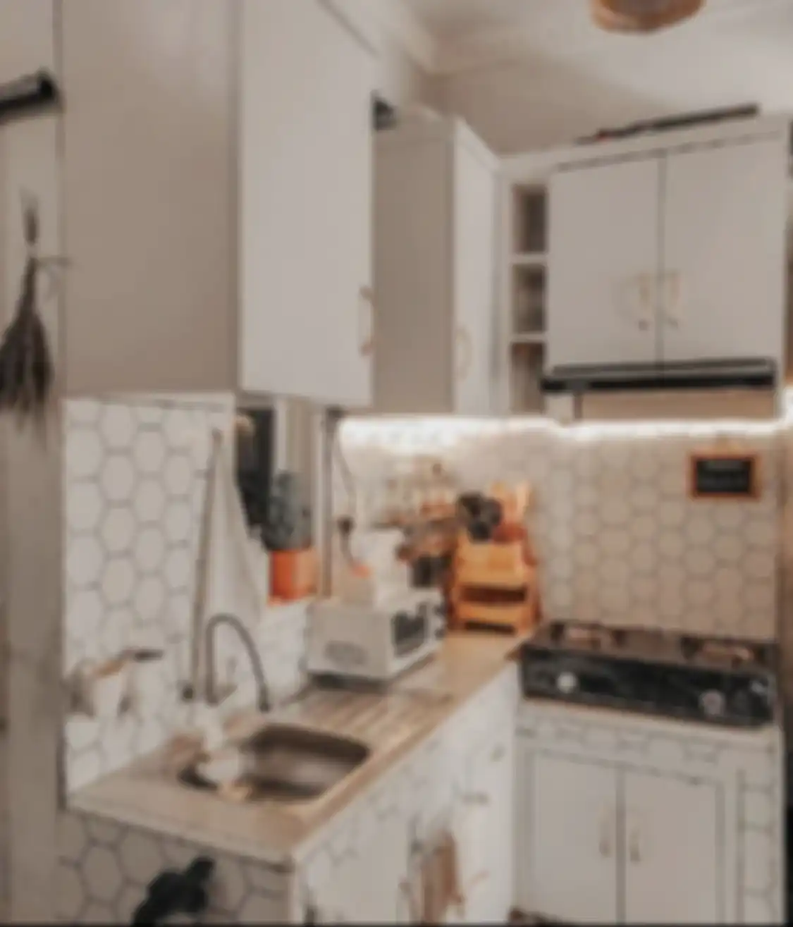 Desain dapur sederhana Ibu-ibu pemilik rumah mungil ini terus dibahas. Dia sengaja memasang keramik dinding. Lihat 8 foto hasilnya.