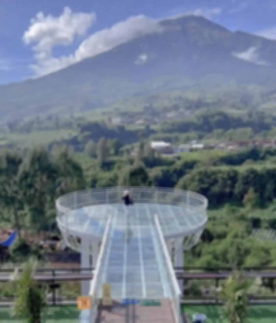 Jembatan kaca Sigandul View tempat wisata unik Temanggung membuat foto kita makin estetik.