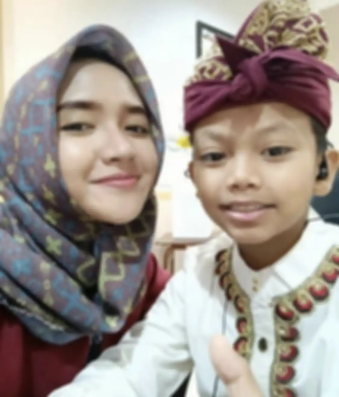 Pertanyaan Gus Miftah berhasil mengungkap agama Farel Prayoga. Foto sang penyanyi cilik banjir komentar netizen di media sosial.