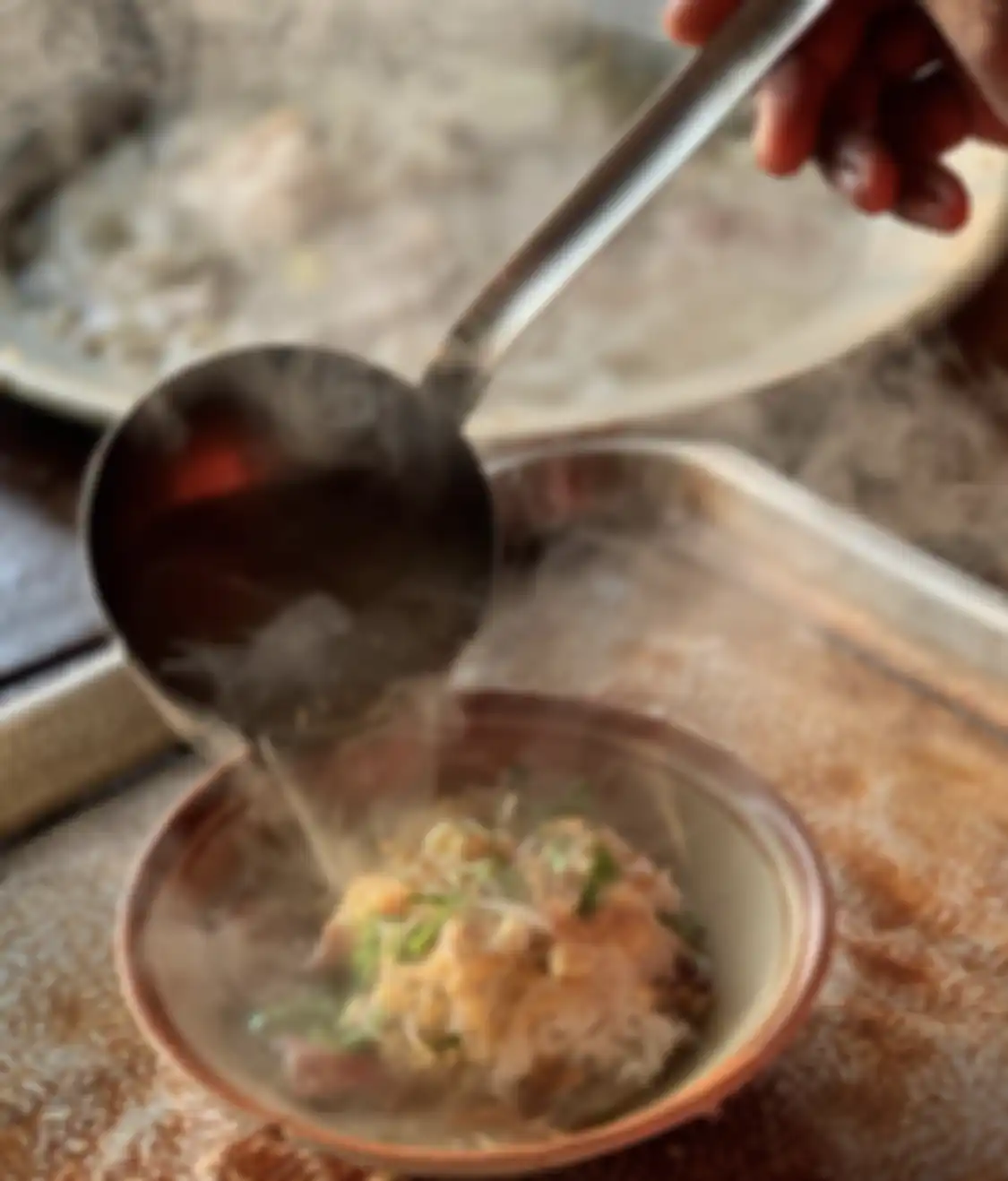Inilah 7 tempat wisata kuliner di Solo yang menyajikan menu soto buat sarapan enak jadi pilihan utama. Cek foto sajiannya.