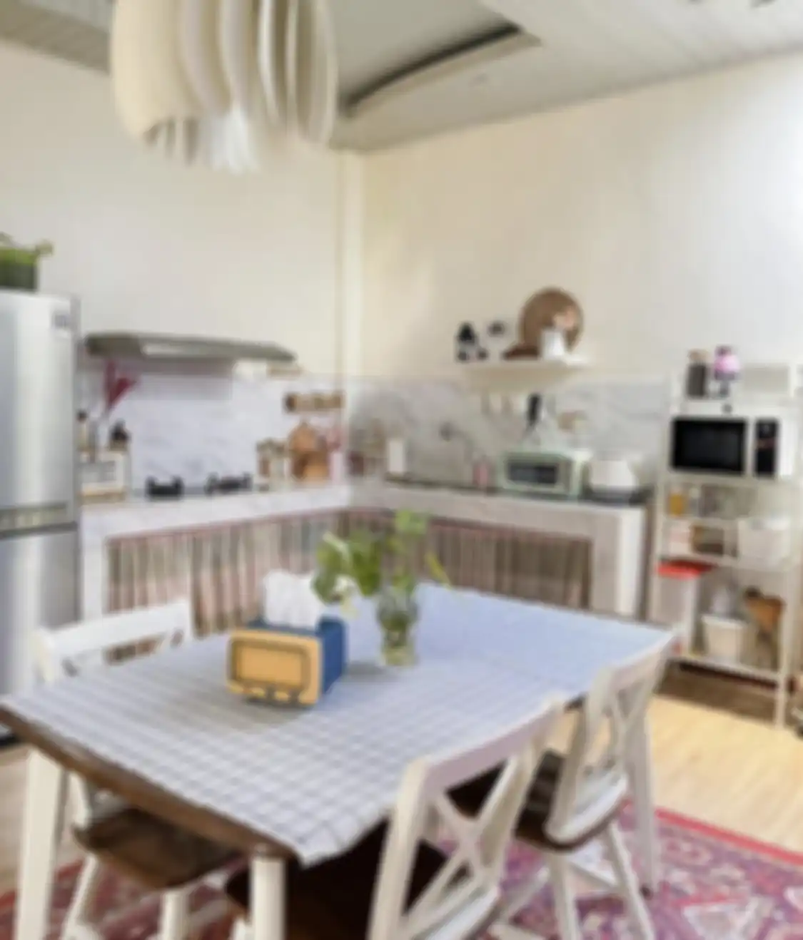 Bair nggak bikin pemilik rumah minimalis uring-uringan, desain dapur mungil ditata pakai trik tak biasa. Foto hasilnya jadi aesthetic.