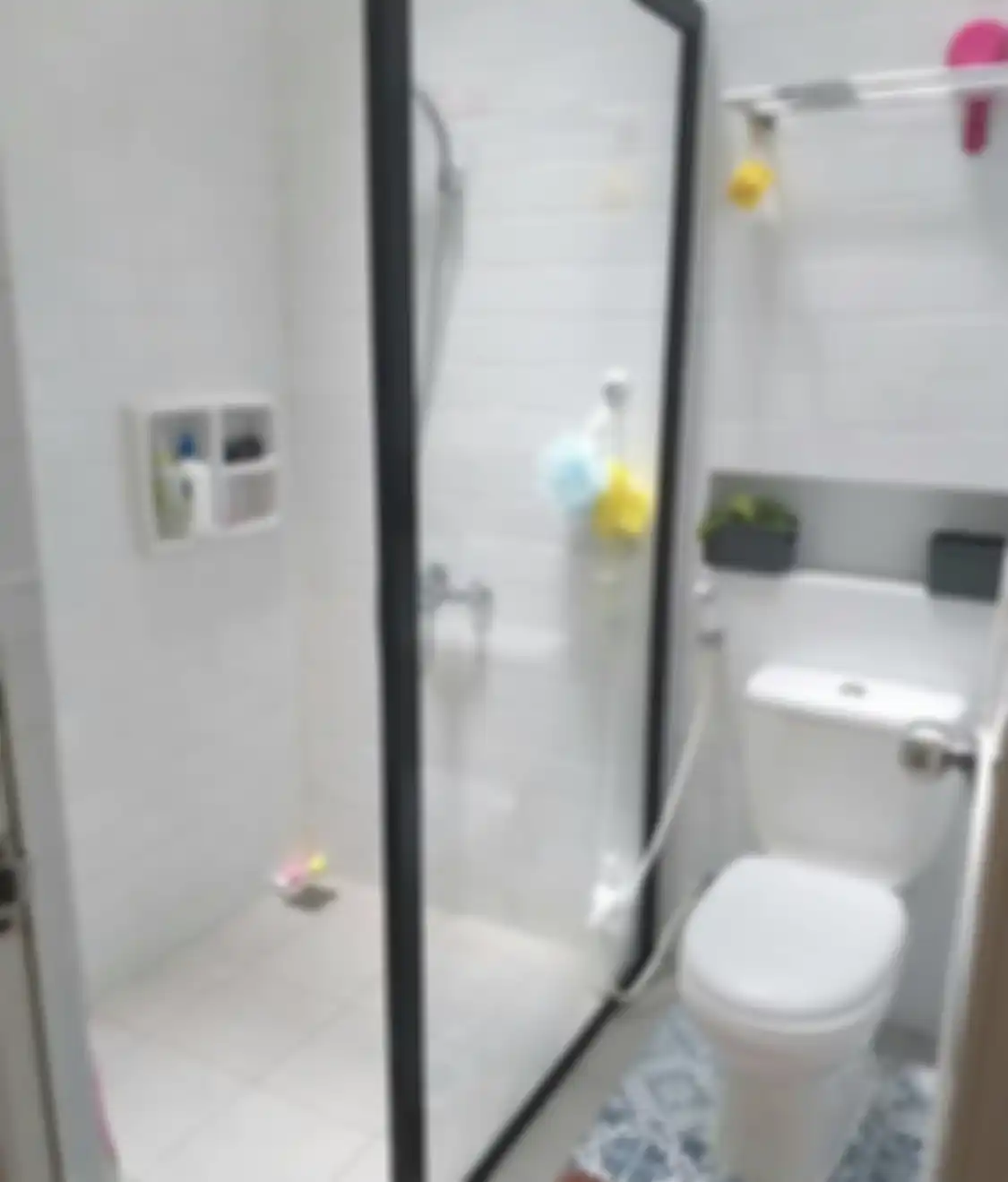 Foto hasil desain kamar mandi kecil yang sengaja dirancang begini tampak semakin lapang. 
