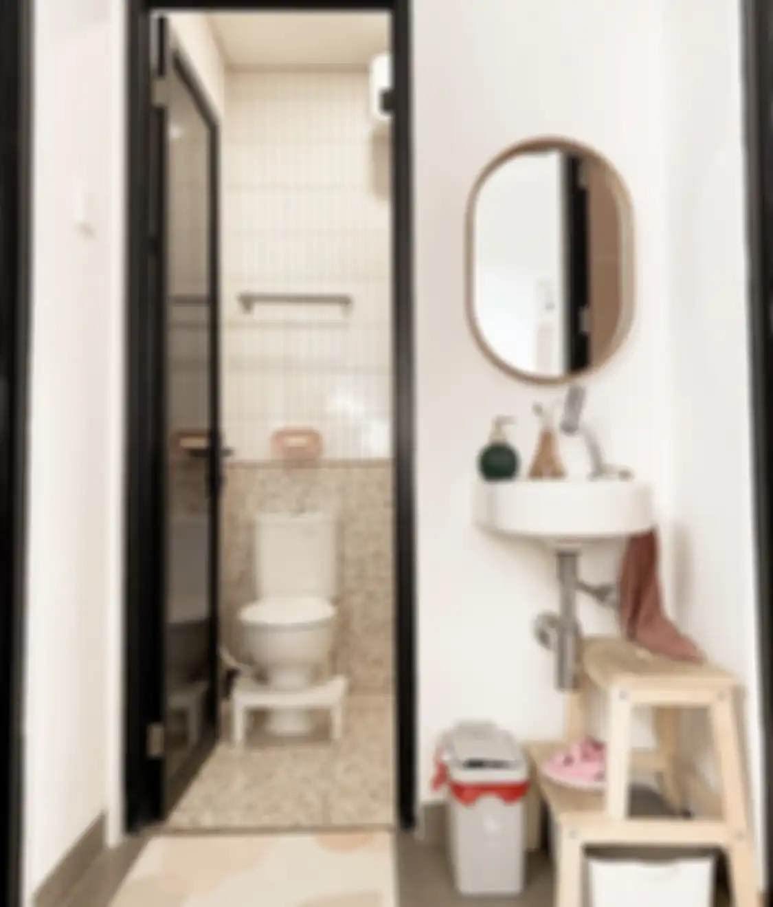 Desain kamar mandi sempit ini memiliki kelebihan dengan membuat pemilknya bebas bergerak. Foto interiornya ungkap trik rahasia.