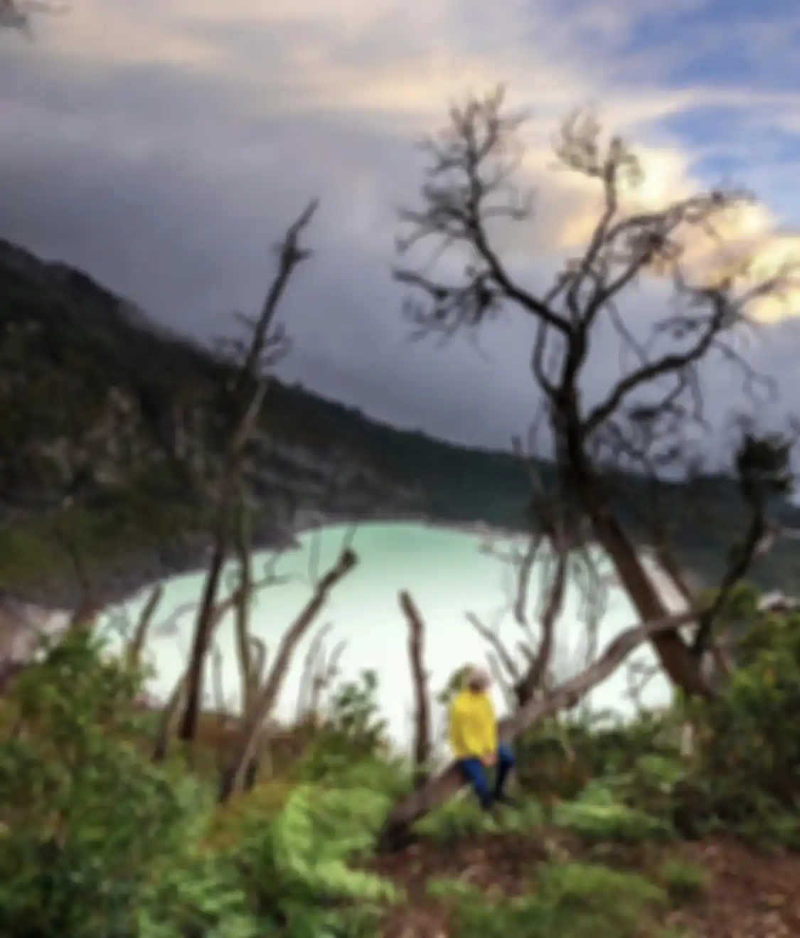 Ngabuburit sambil foto di spot estetik Kawah Putih Ciwidey.