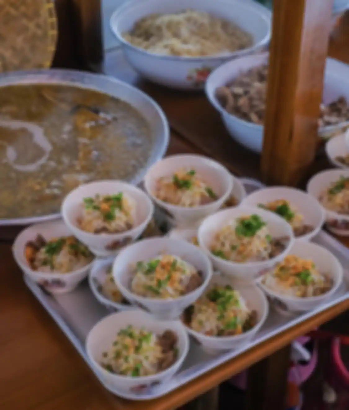6 tempat wisata kuliner di Solo ini nikmat buat sarapan enak. Warung makan ini populer lewat menu soto. Intip foto khasnya. 