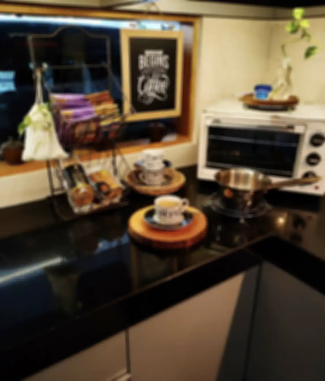 Desain dapur mungil yang menjadi satu dengan ruang makan dan area keluarga ternyata wajib pakai warna ini. Lihat foto interiornya.
