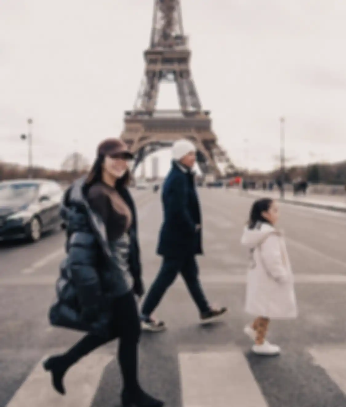 Gisellla Anastasia, Gading Marten dan Gempita Nora Marten saat melintasi jalan dekat Menara Eiffel, Paris, Prancis.