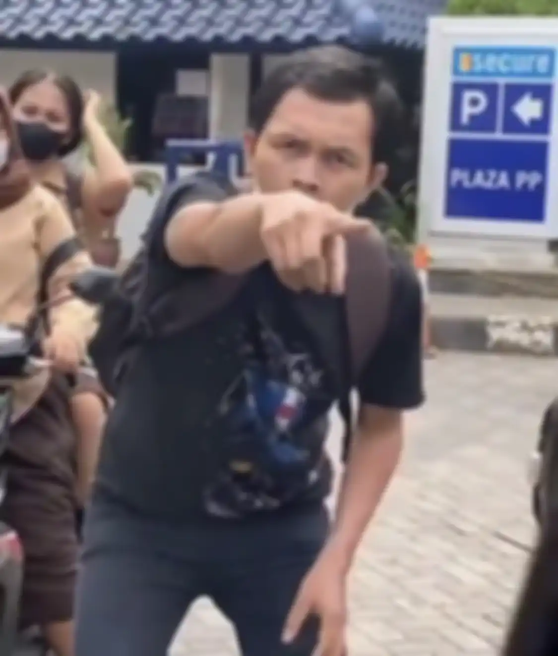 Foto pelaku pemerasan modus tabrak lari berasal dari tangkapan layar video viral yang merekam aksi gagalnya itu. Kini, diburu polisi.