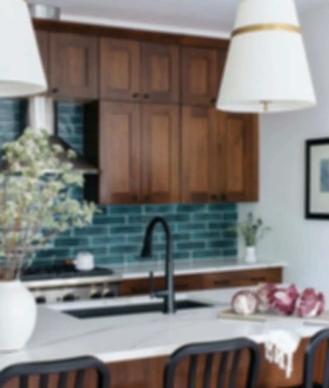Lemari dapur bisa dicat dengan beberapa jenis warna. Potret hasilnya terlihat semarak.