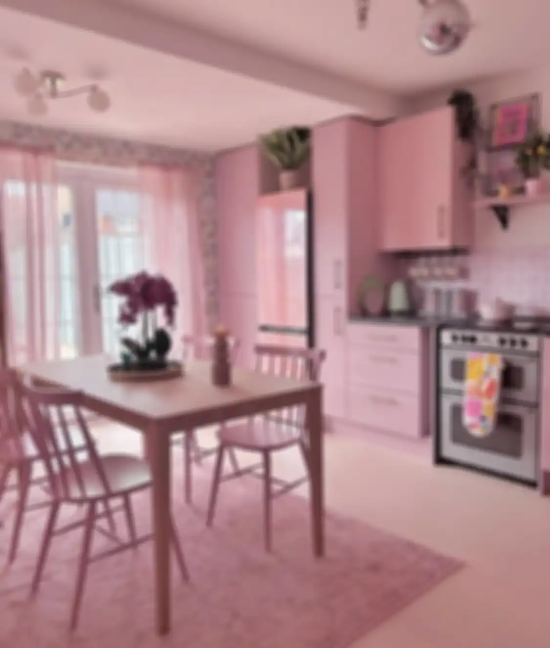 Warna pink yang dipakai di ruang memasak ukuran mungil mampu menghadirkan suasana nyaman. 
