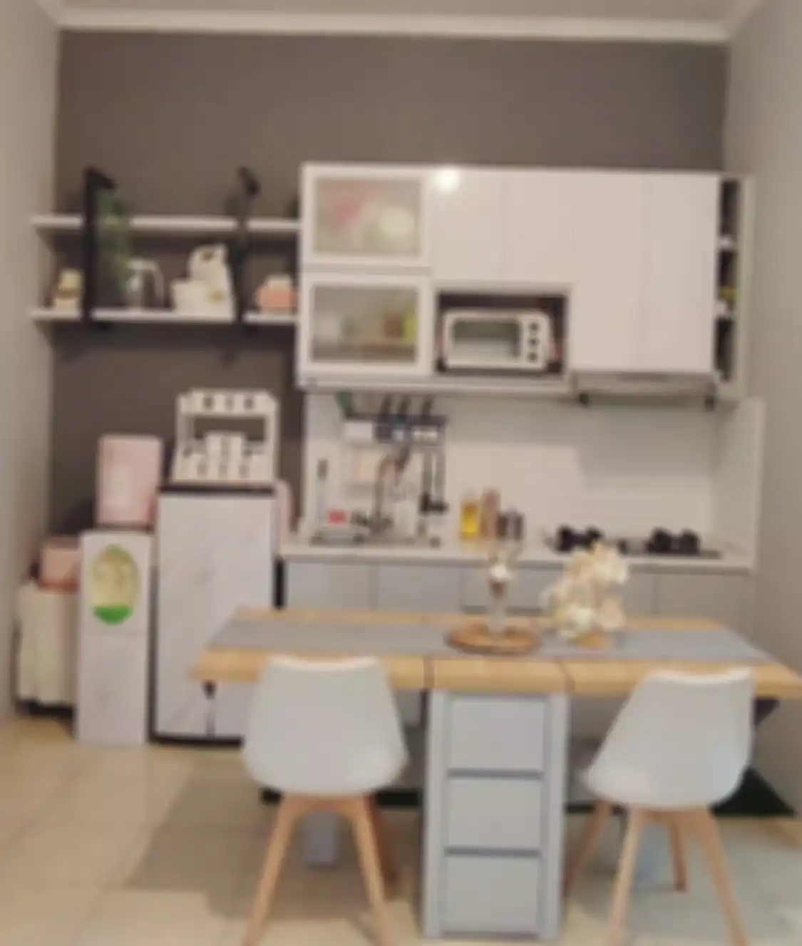 Pemilik rumah minimalis bisa mencobanya sendiri. Rak dapur terbuka punya manfaat banyak. Foto interiornya pun makin kece.