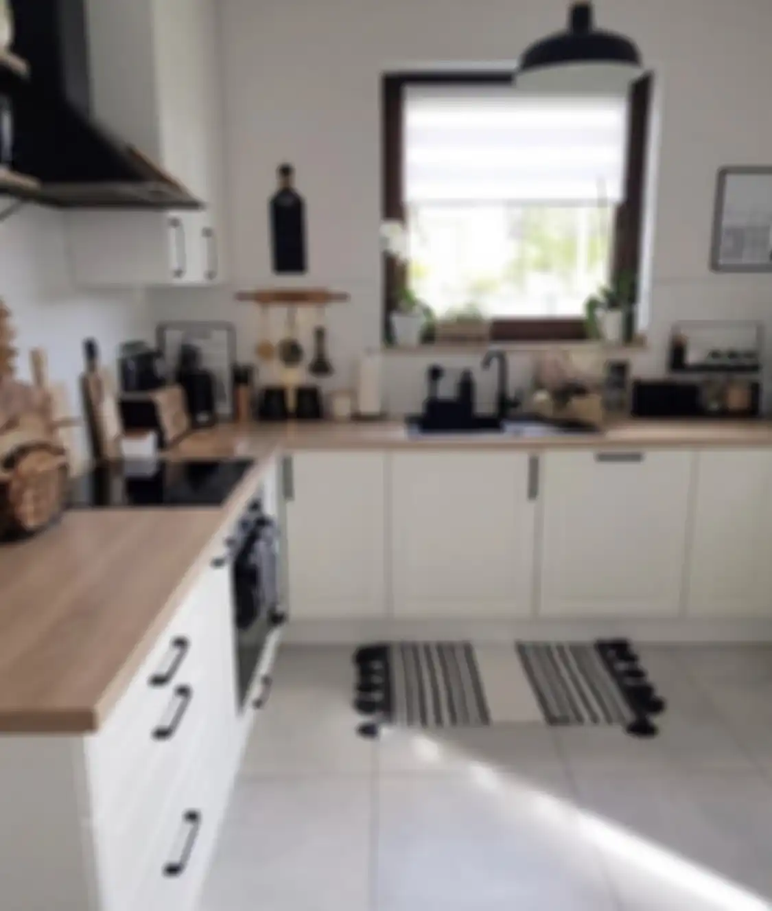Pemakaian warna netral adalah satu cara murah untuk merombak area masak ukuran kecil. Potret interiornya tampak lebih besar.