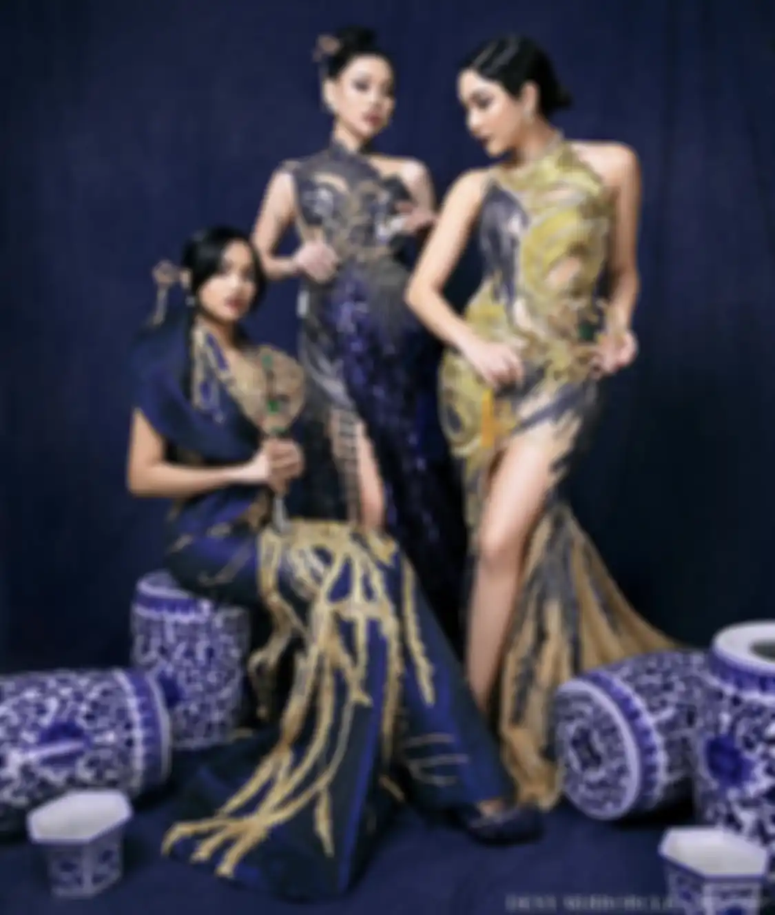 Foto Gisel berbaju cheongsam bersama Fuji dan Wendy Walters pada perayaan tahun 2023.