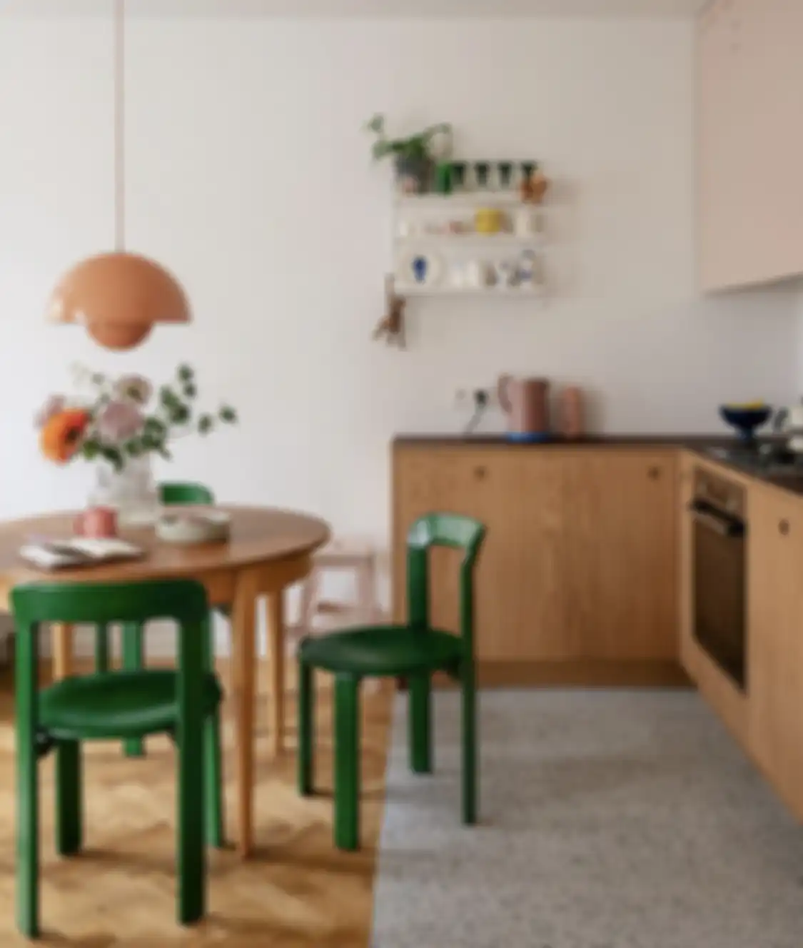 Desain dapur ukuran mungil makin terlihat nyaman dengan memakai satu warna.