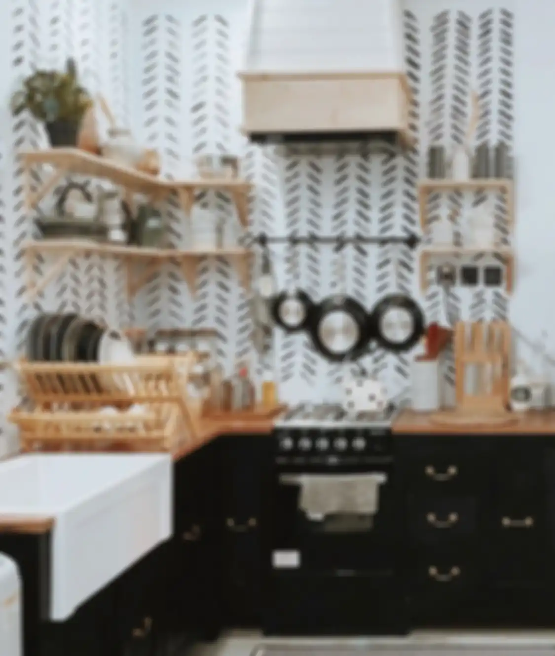 Desain dapur monokrom jadi incaran pemilik rumah minimalis. Foto dekorasinya terlihat berkarakter dengan perabotan model ini.