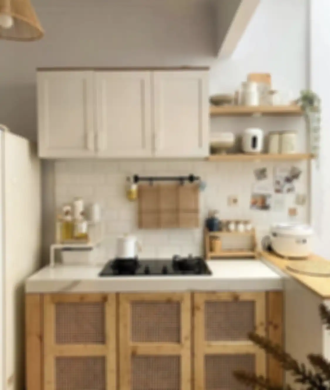 Pemilik rumah minimalis bisa adposi desain dapur sempit model unik. Foto interiornya terlihat elegan karena dekorasi simpel.