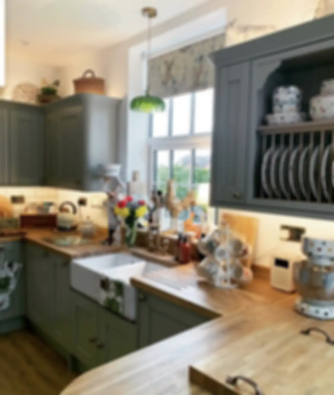 Sebelum mengecat ulang kabinet dapur, lakukan persiapan yang memadai. Tujuannya, foto tak cepat kusam.