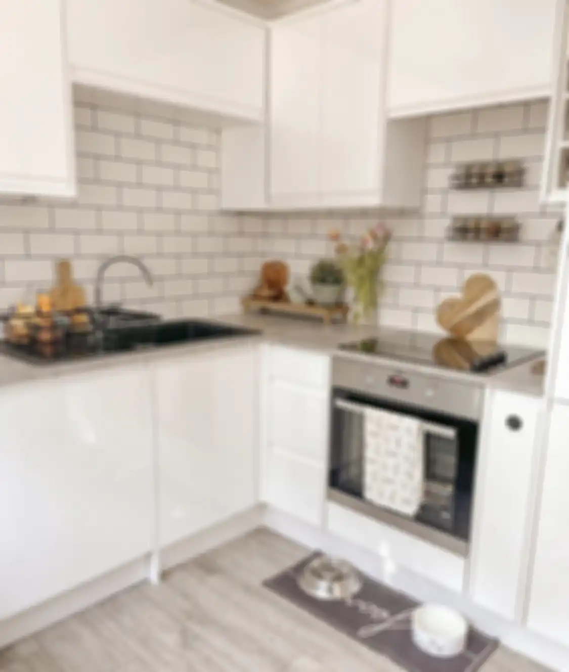 Periksa ukuran dapur sebelum memilih kabinet yang cocok. Potretnya menjadi semakin mewah.