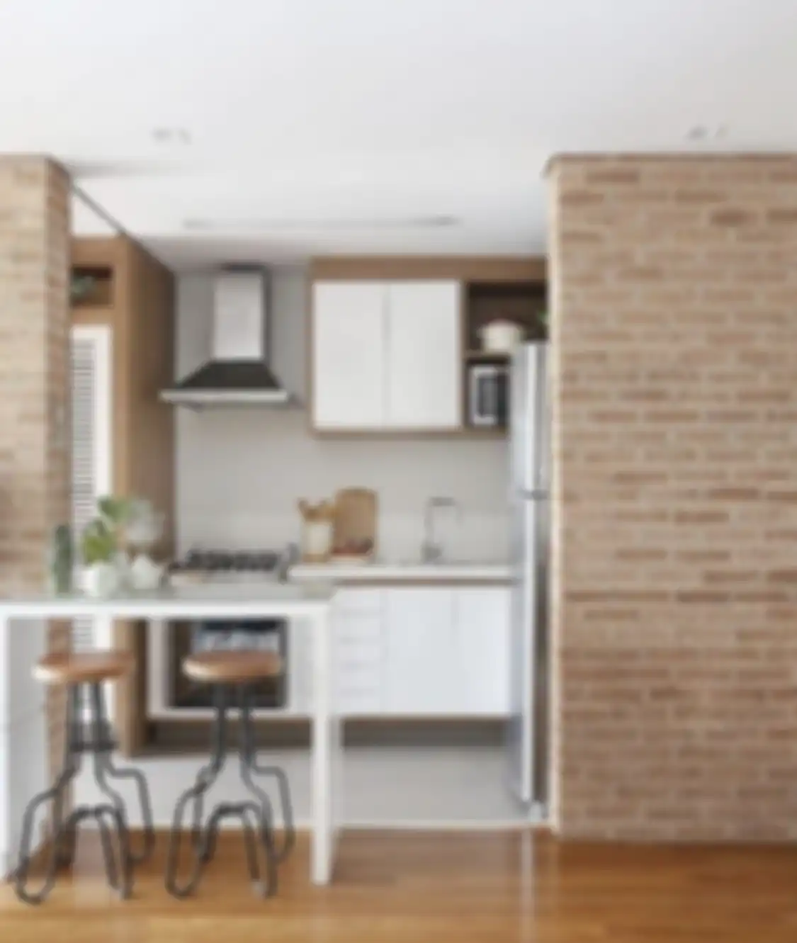 Desain dapur kecil mini bar banjir pujian karena mengubah wajah rumah mungil. Kuncinya kitchen set. Ini 8 foto hasilnya. 
