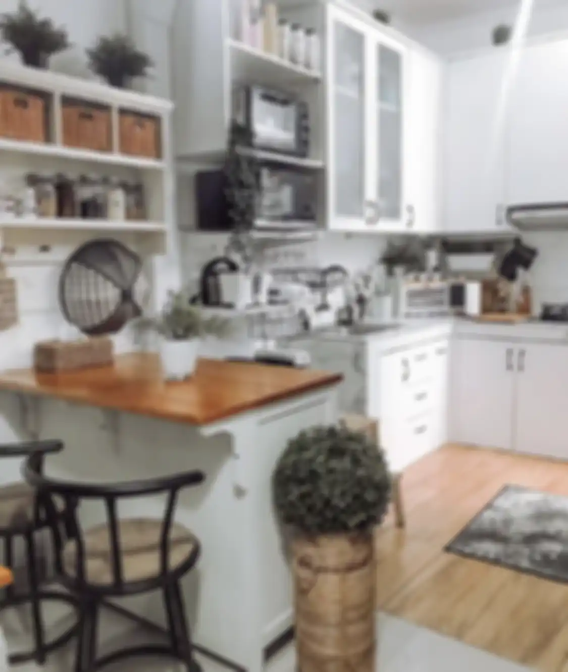 Desain dapur warna putih di rumah minimalis dijamin anti monoton. Coba pasang dekorasi model tak biasa. Foto hasilnya dipuji.