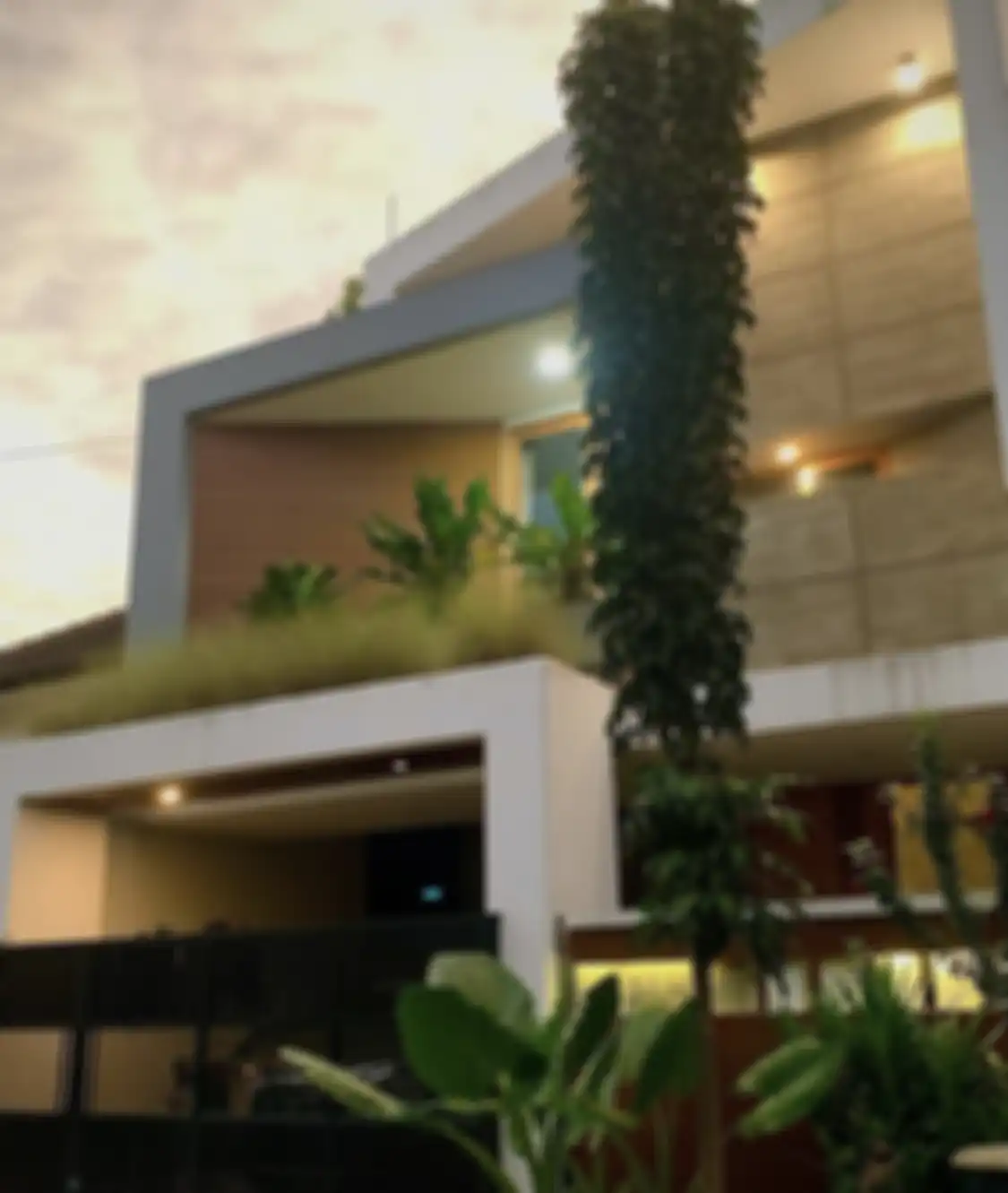 Pecinta gaya minimalis langsung sungkem. Sebab, rumah tropis di Malang bikin mata terbelalak. Foto interiornya jadi favorit.
