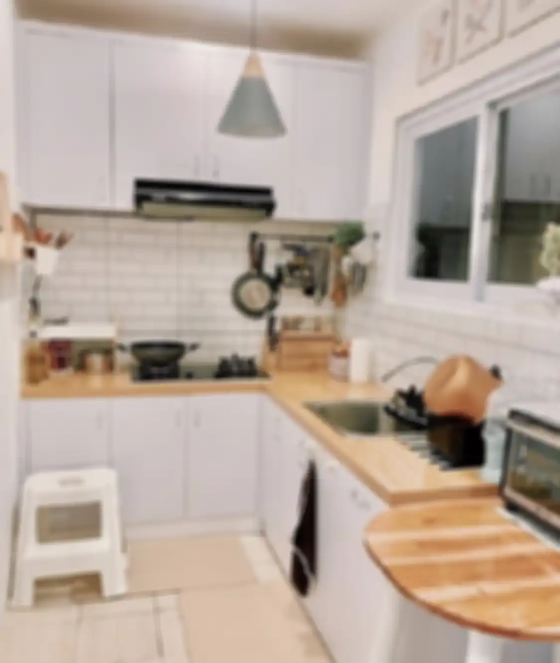 Tampilan yang tampak mewah menjadi keunggulan desain dapur sederhana di rumah minimalis. Intip yuk foto interiornya.