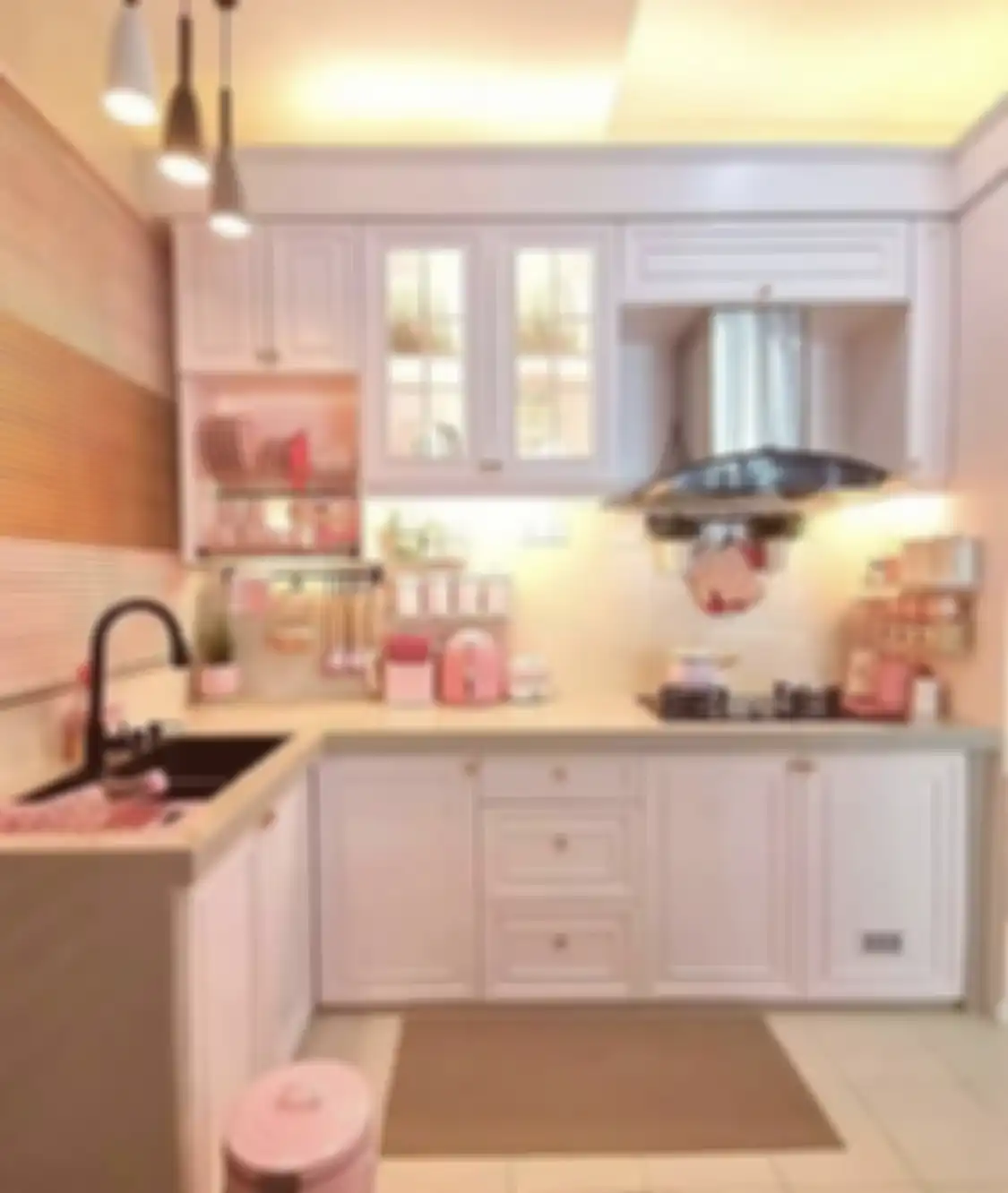 Pemilik rumah minimalis menjajal memasang lemari tertutup di desain dapur mungil. Foto interiornya menjadi seperti begini.