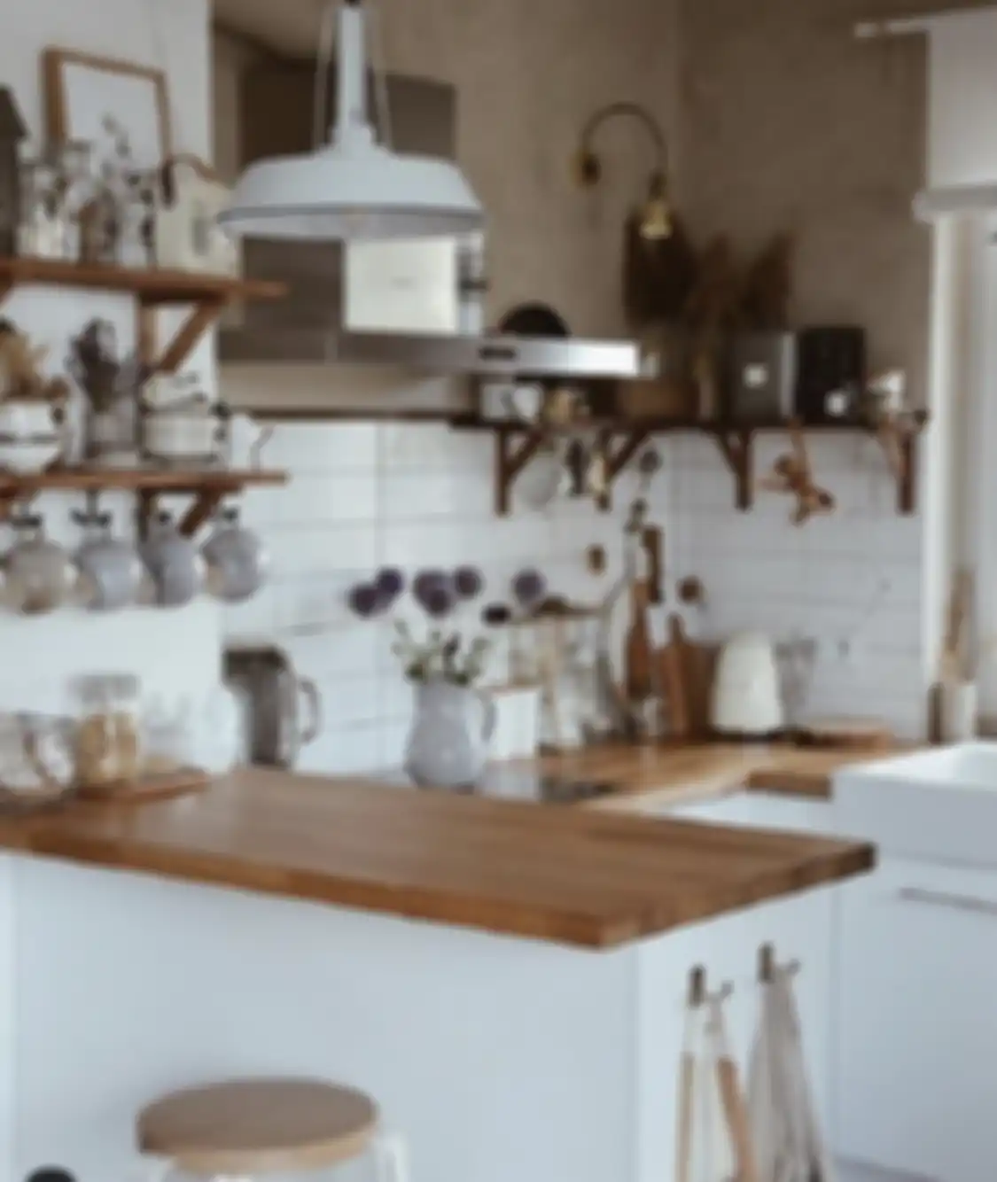 Tampilan yang tampak mewah menjadi keunggulan desain dapur sederhana di rumah minimalis. Intip yuk foto interiornya.