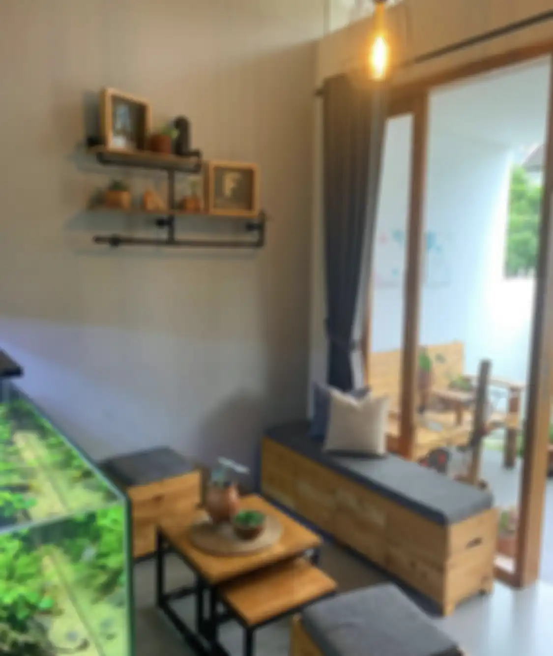 Desain dapur mungil yang menjadi satu dengan ruang makan dan area keluarga ternyata wajib pakai warna ini. Lihat foto interiornya.