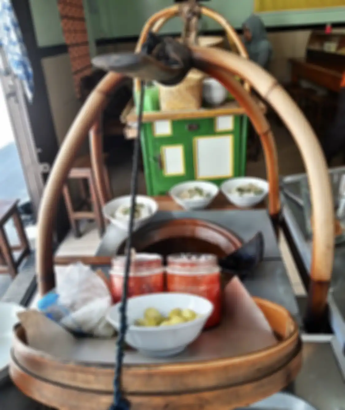 6 tempat wisata kuliner di Solo ini nikmat buat sarapan enak. Warung makan ini populer lewat menu soto. Intip foto khasnya. 