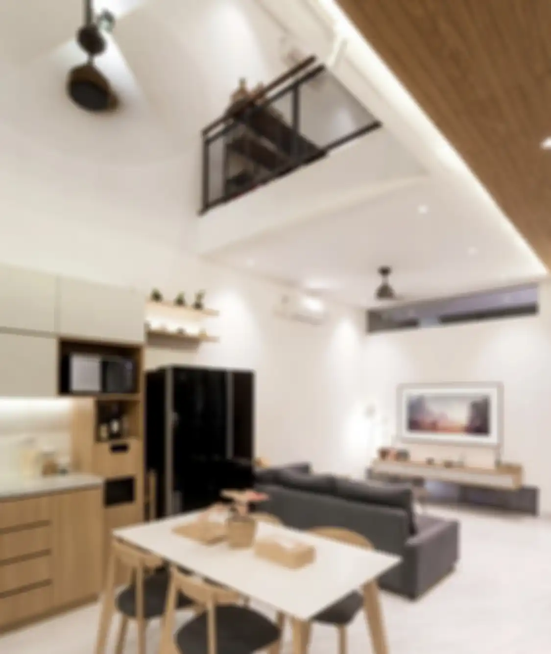 Foto interior rumahterbuka terlihat lapang ini bisa ditiru. Desain dapur mungil jadi satu ruang dan area keluarga bikin salfok. 