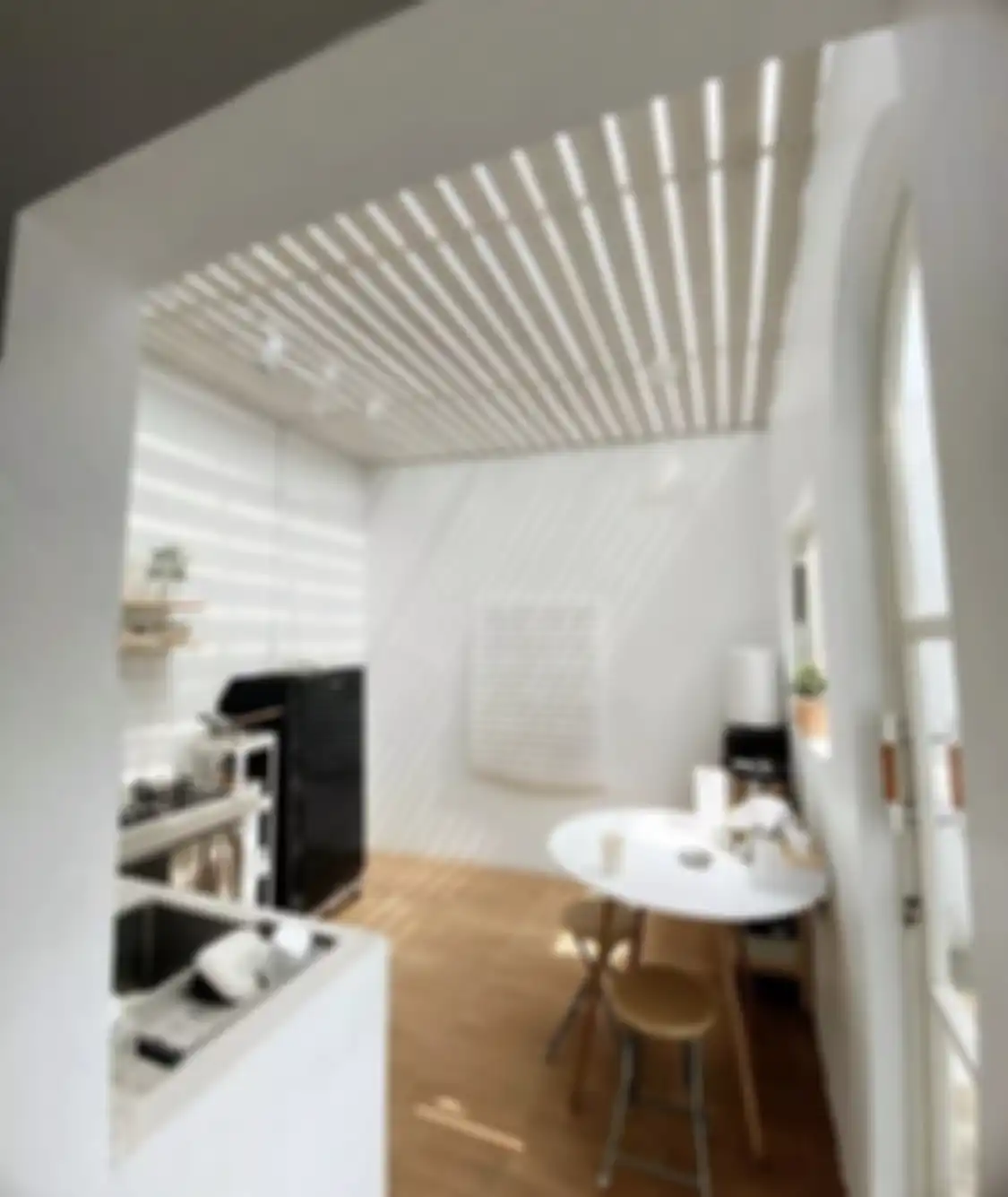 Pemilik rumah minimalis naksir foto interior desain dapur modern? Inilah trik dekorasi yang bikin tampilannya jadi makin mewah.