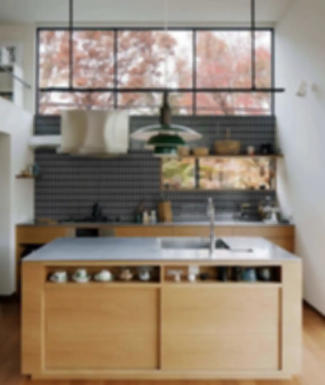 Dapur yang mengadopsi gaya Jepang memggunakan material kayu nan hangat.