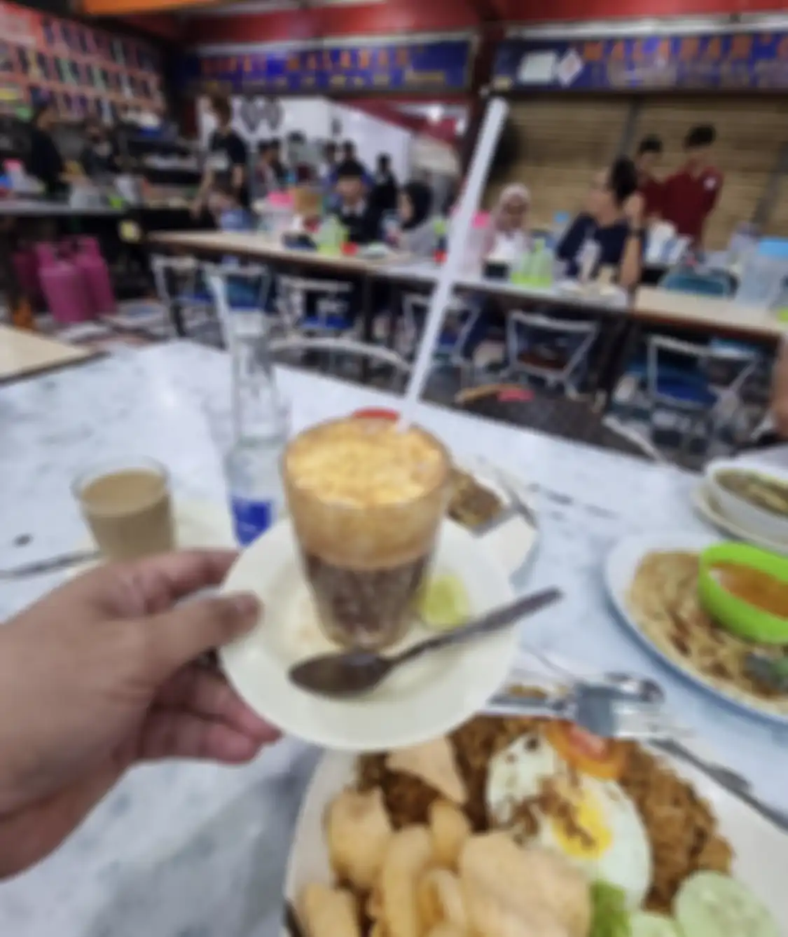 Saat kita diserang lapar malam-malam, yuk kita singgahi 8 tempat wisata kuliner di Padang. Cita rasa berbalut foto aesthetic.