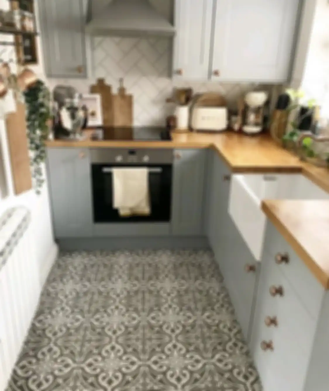 Desain dapur mungil ditata dengan trik berbeda agar tampilannya sedap dipandang. Foto interiornya bikin melongo.