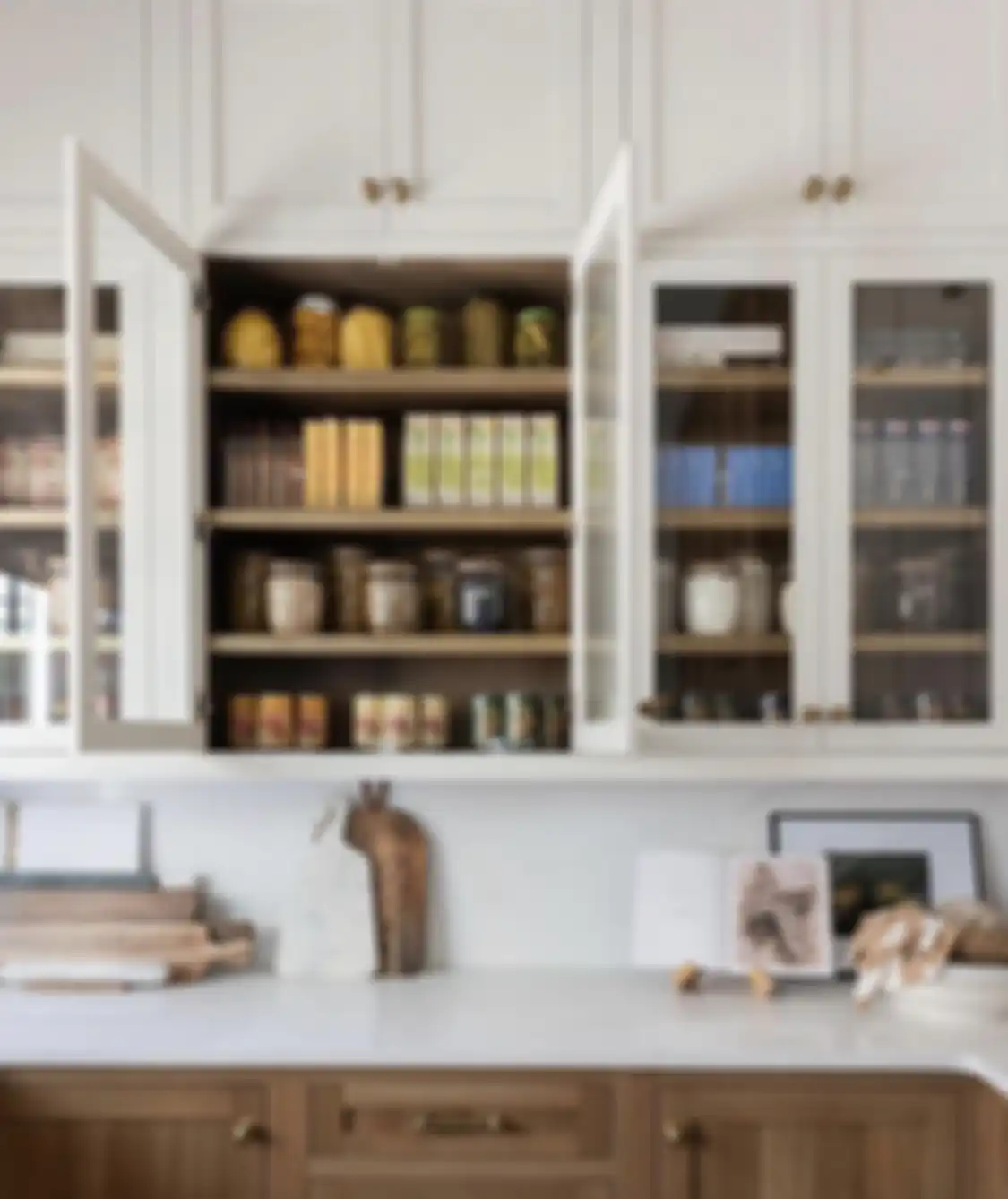 Kabinet dapur tampak lebih segar saat Ramadan dengan warna putih alami.